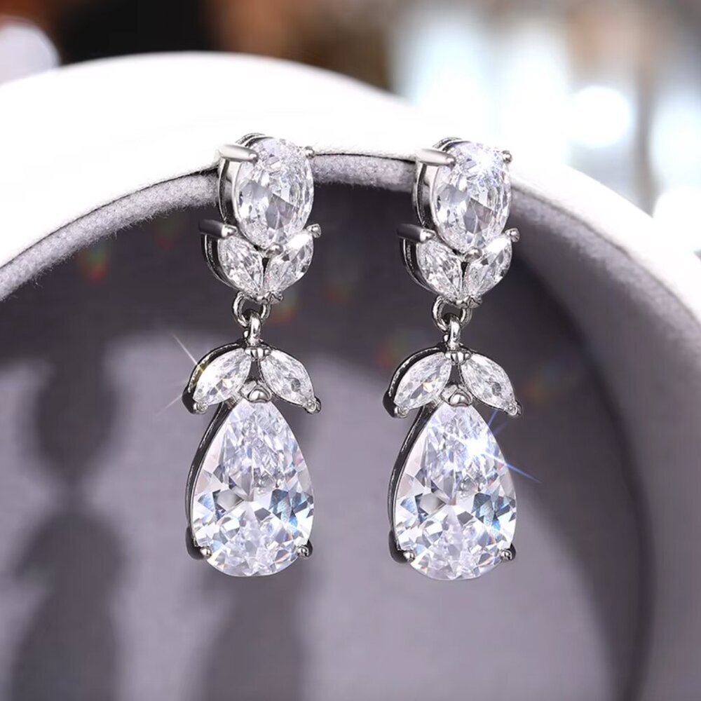 NEW 18k White Gold Diamond Dangle Drop Earrings